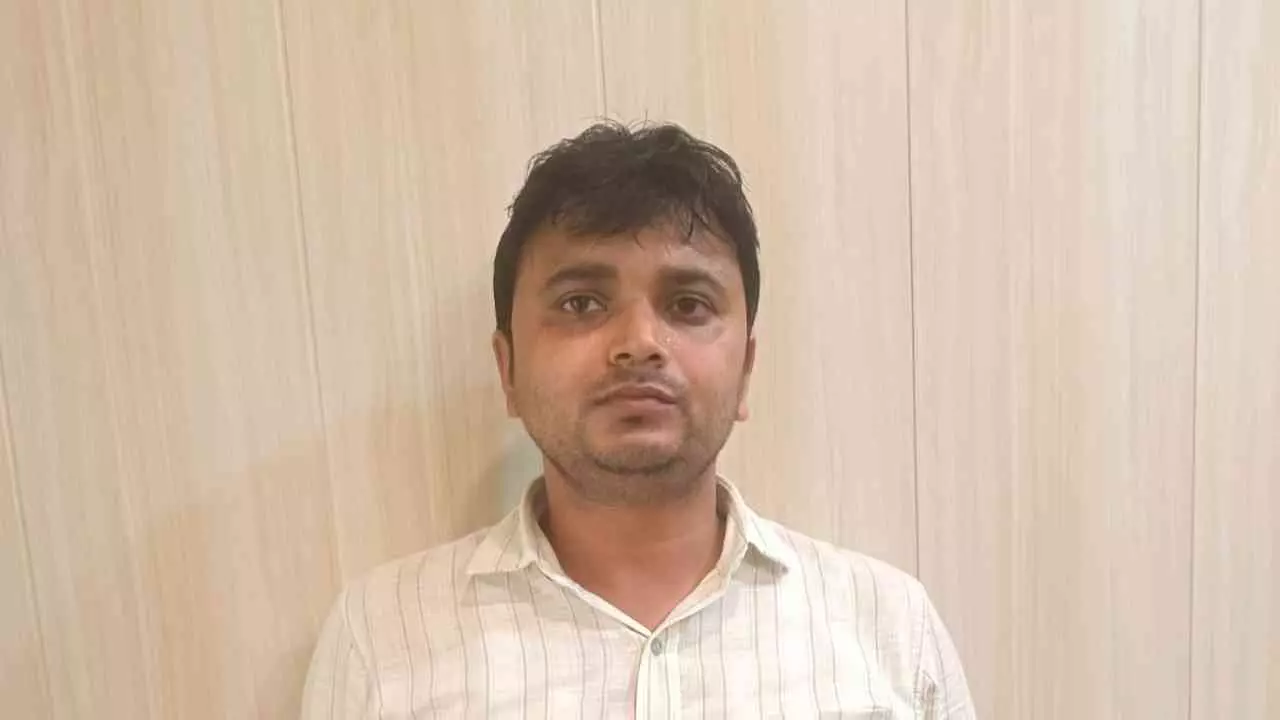 Sultanpur News: वरासत के नाम पर रिश्वत लेते लेखपाल गिरफ्तार, एंटी करप्शन टीम की कार्रवाई