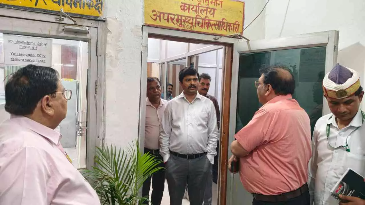 Etah News: सीएमओ कार्यालय में डीएम का औचक निरीक्षण, स्वास्थ्य विभाग की कार्यप्रणाली पर उठे सवाल Etah News: सीएमओ कार्यालय में डीएम का औचक निरीक्षण, स्वास्थ्य विभाग की कार्यप्रणाली पर उठे सवाल