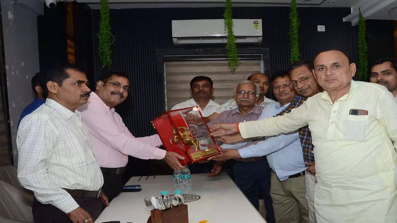 Emotional farewell to District Judge of Jaloun Motor Authority, advocates honored