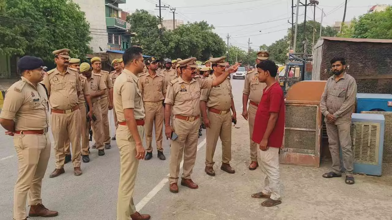 Chandauli News: चंदौली में एसपी आकाश पटेल का एक्शन, अलीनगर में पैदल गश्त कर हटवाया अतिक्रमण