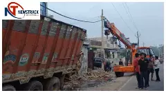 Bulandshahr News :बुलंदशहर मकान में घुस ट्रक, मकान - 3 कार क्षतिग्रस्त, बाल बाल बचा सो रहा परिवार