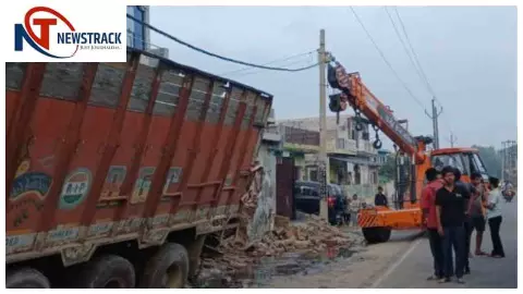 Bulandshahr News :बुलंदशहर मकान में घुस ट्रक, मकान - 3 कार क्षतिग्रस्त, बाल बाल बचा सो रहा परिवार