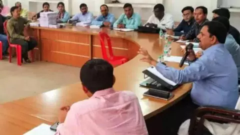 Mainpuri News: फॉर्मर रजिस्ट्री में तेजी लाने को डीएम सख्त, एक माह में सभी किसानों का पंजीकरण लक्ष्य