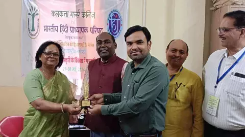 Kushinagar News: हिंदी पत्रकारिता के 200 वर्ष पर कुशीनगर के प्रो. सुनील मिश्र ने बिखेरी शोध की चमक