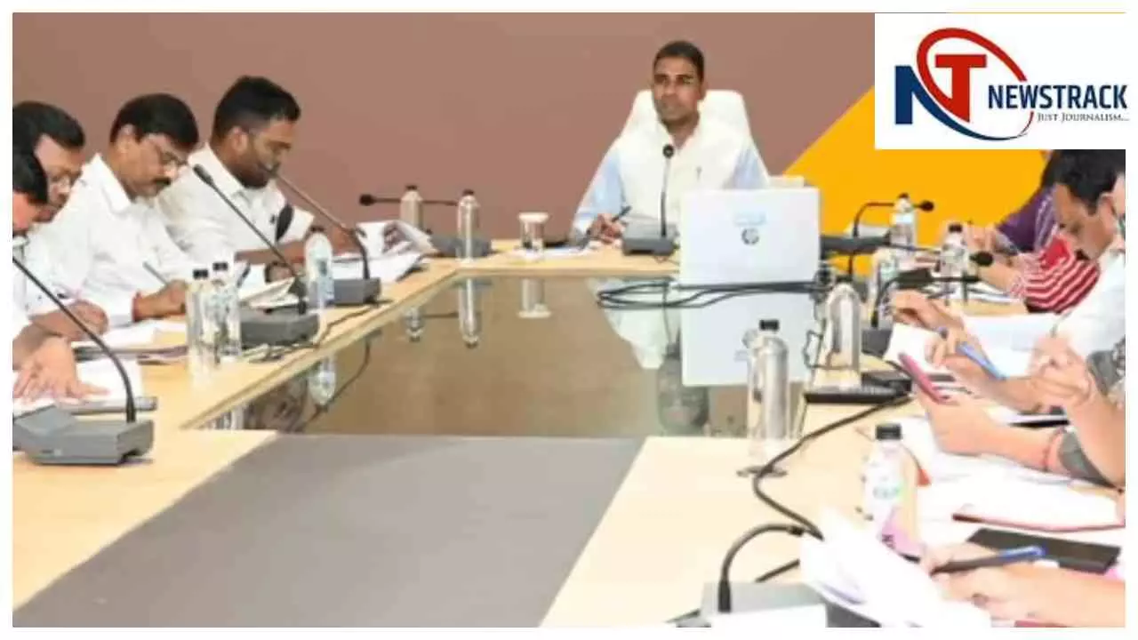 Chhattisgarh News: बलौदाबाजार कलेक्टर के निर्देश, नए सत्र से पहले स्कूलों के निर्माण कार्य पूरे हों