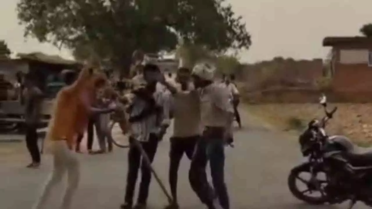 Chandauli News: आपसी विवाद में युवक ने लहराया असलहा, वीडियो वायरल होने पर पुलिस कार्रवाई में जुटी