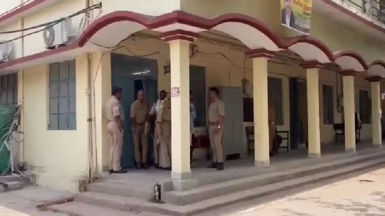 Mahoba News: महोबा ट्रिपल मर्डर: पत्नी और दो बेटियों की हत्या करने वाले पति को फास्ट ट्रैक कोर्ट ने Mahoba News: महोबा ट्रिपल मर्डर: पत्नी और दो बेटियों की हत्या करने वाले पति को फास्ट ट्रैक कोर्ट ने