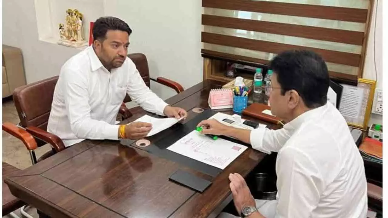 Hapur News: गेट नंबर-40 पर फ्लाईओवर की मांग तेज, सांसद अरुण गोविल ने रेल मंत्री को लिखा पत्र