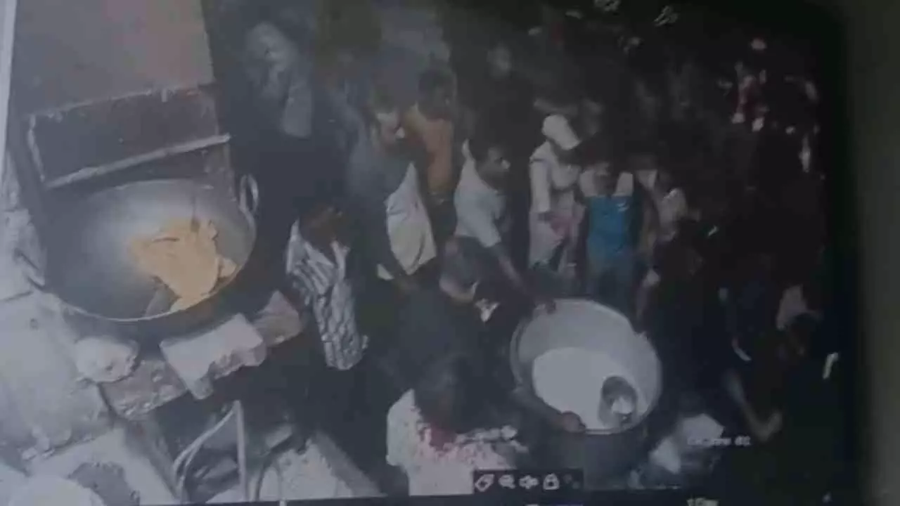 Mathura News: दुकान पर हमला, व्यापारी से मारपीट और जान से मारने की धमकी Mathura News: दुकान पर हमला, व्यापारी से मारपीट और जान से मारने की धमकी