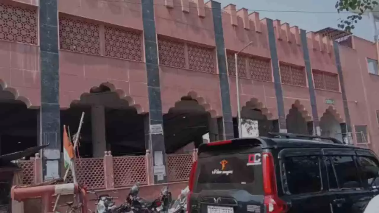 Mathura News: वाहन चालकों ने लगाया जबरन पार्किंग शुल्क वसूली का आरोप, नगर निगम से जांच की मांग