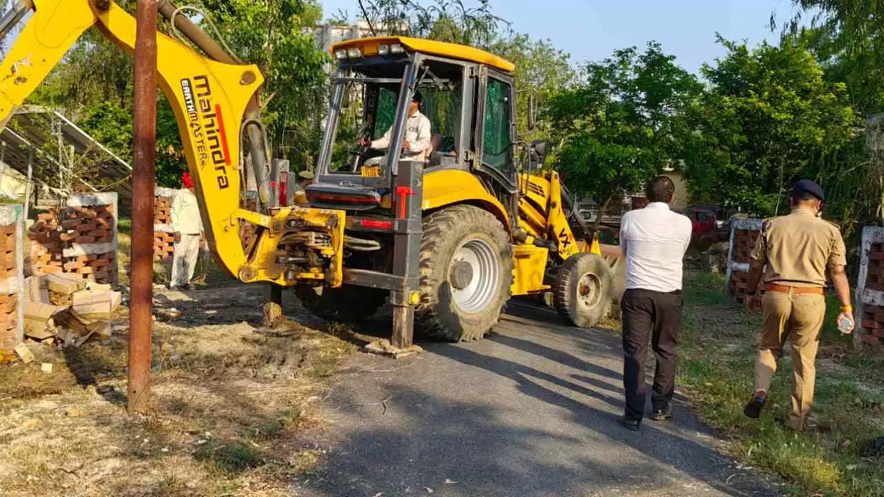 Etawah News: इटावा पुलिस की बड़ी कार्रवाई, 90 लाख की 13 हजार लीटर अवैध शराब पर चलवाई JCB Etawah News: इटावा पुलिस की बड़ी कार्रवाई, 90 लाख की 13 हजार लीटर अवैध शराब पर चलवाई JCB