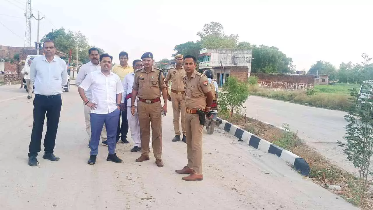 Chandauli News: गंगा पुल के बैरिकेडिंग को लेकर व्यापारी व सपा आमने सामने, प्रशासन ने किया निरीक्षण Chandauli News: गंगा पुल के बैरिकेडिंग को लेकर व्यापारी व सपा आमने सामने, प्रशासन ने किया निरीक्षण