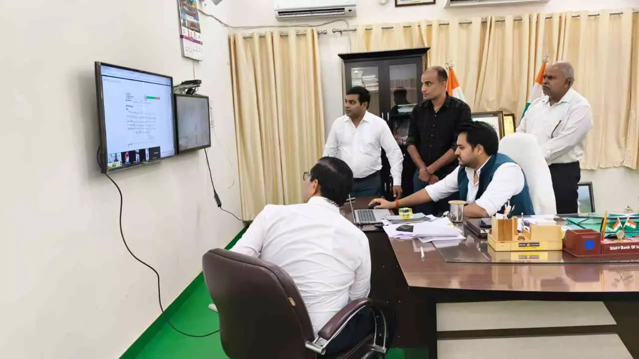 Sonbhadra: IGRS पर डीएम का बड़ा प्रहार, शिकायतों में लापरवाही पड़ी भारी, लेखपाल निलंबित