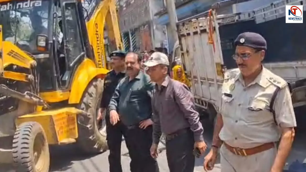 Saharanpur News: जाम से राहत के लिए नगर निगम का बुलडोजर एक्शन, अवैध कब्जों पर चला डंडा Saharanpur News: जाम से राहत के लिए नगर निगम का बुलडोजर एक्शन, अवैध कब्जों पर चला डंडा
