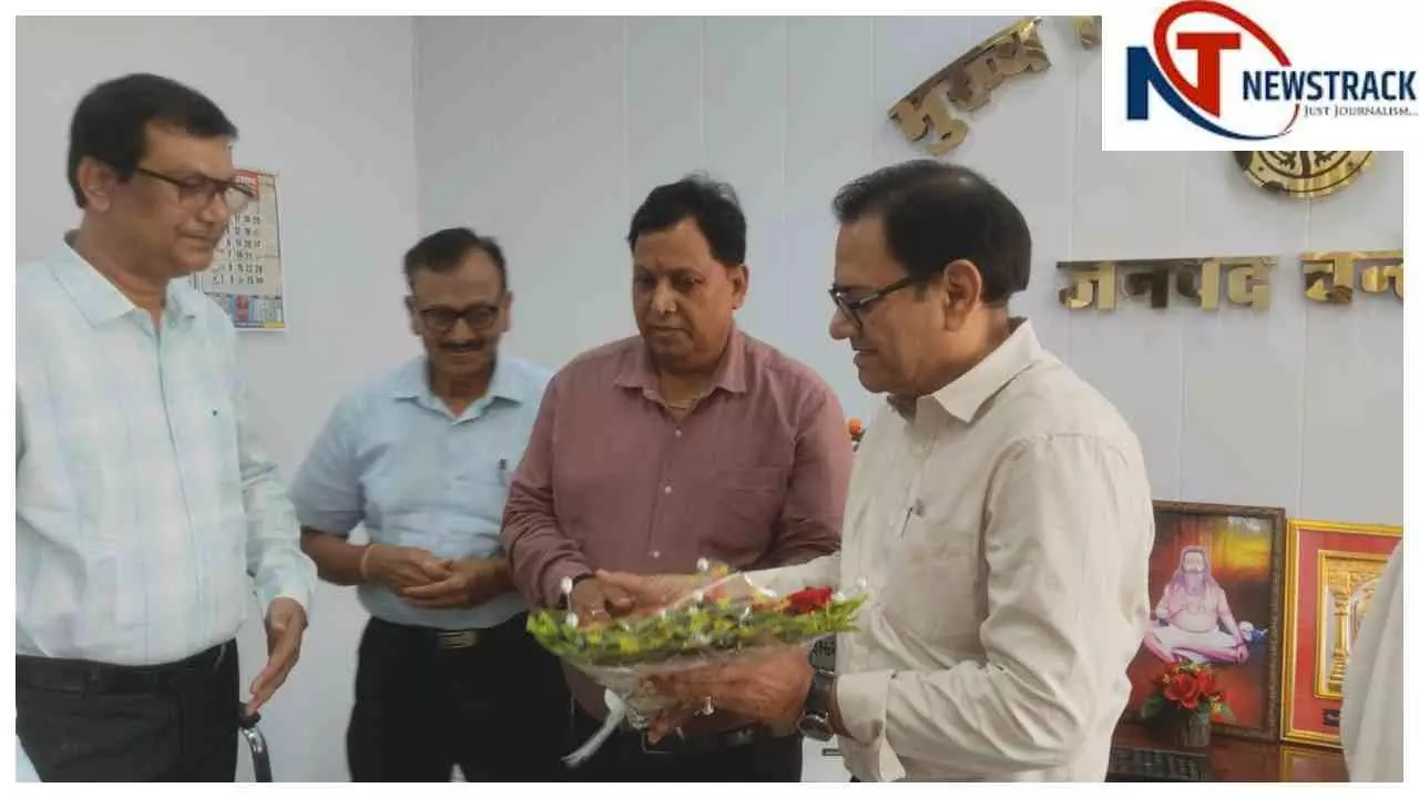Chandauli News: नवागत सीएमओ डॉ. परितोष मिश्रा का चंदौली मेडिकोज एसोसिएशन ने किया भव्य स्वागत Chandauli News: नवागत सीएमओ डॉ. परितोष मिश्रा का चंदौली मेडिकोज एसोसिएशन ने किया भव्य स्वागत