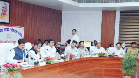 Lakhimpur kheri News: कलेक्ट्रेट में हुई जिला विकास समन्वय एवं निगरानी समिति (दिशा) की बैठक