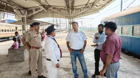 Chandauli News: DDU - MANPUR  रेल खंड का निरीक्षण: DRM ने परखी ट्रैक सुरक्षा और यात्री सुविधाएं
