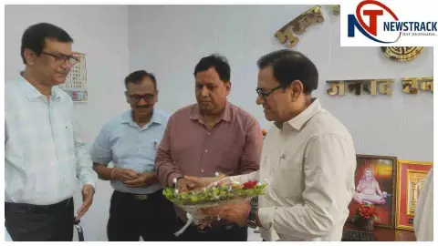 Chandauli News: नवागत सीएमओ डॉ. परितोष मिश्रा का चंदौली मेडिकोज एसोसिएशन ने किया भव्य स्वागत