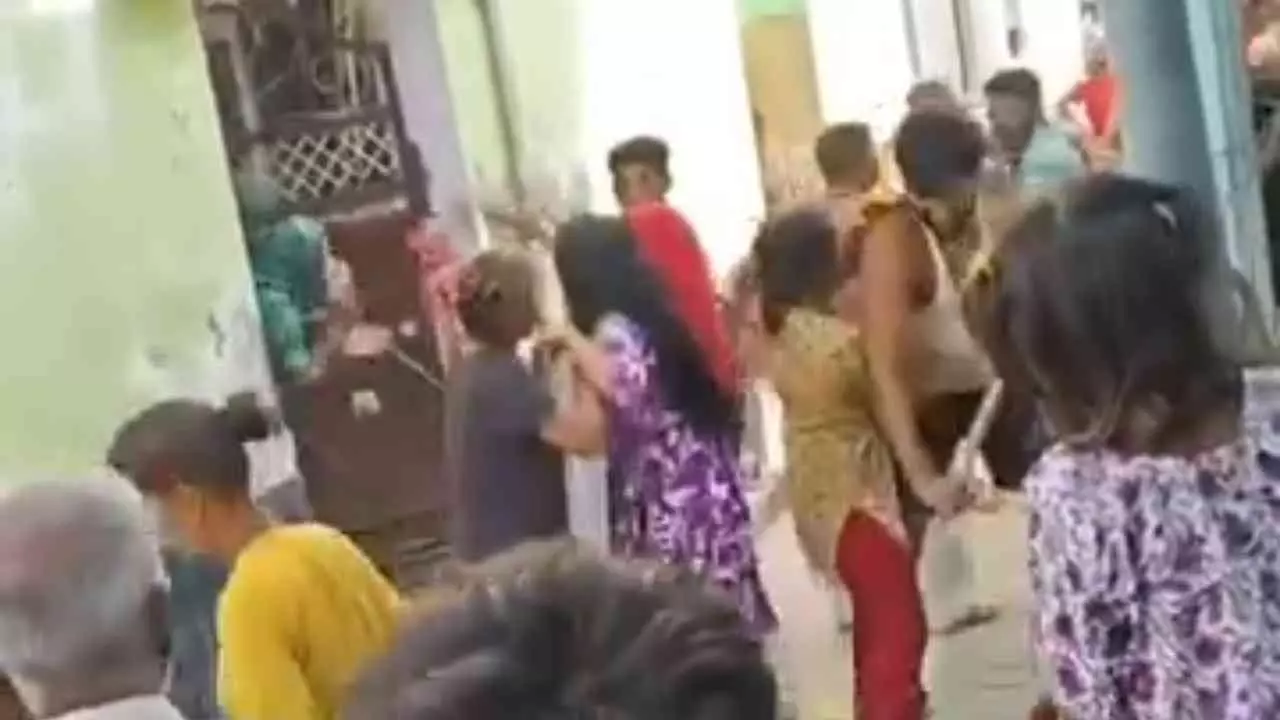 Mathura News: डड़ीसरा गांव में महिलाओं से कथित मारपीट का वीडियो वायरल, जांच और कार्रवाई की मांग