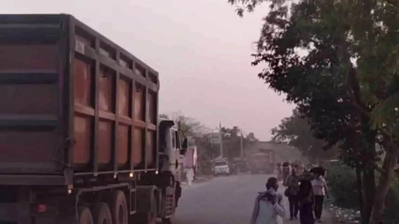 Mathura News: ब्रज चौरासी कोस परिक्रमा मार्ग पर बजरी के ट्रेलरों से दुर्घटना की आशंका