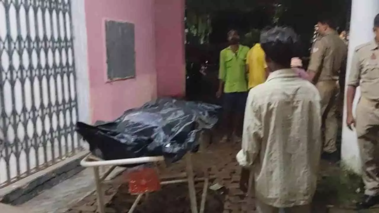 Chandauli News: अंत्येष्टि से पहले विवाहिता का शव रोका गया, मायके पक्ष ने लगाया हत्या का आरोप