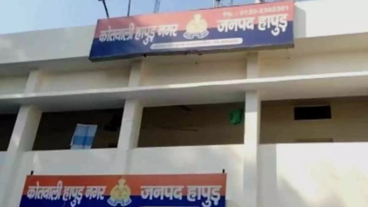Hapur News: पत्नी समेत छह लोगों पर घर में घुसकर मारपीट, लूट और बदनाम करने का आरोप, मुकदमा दर्ज