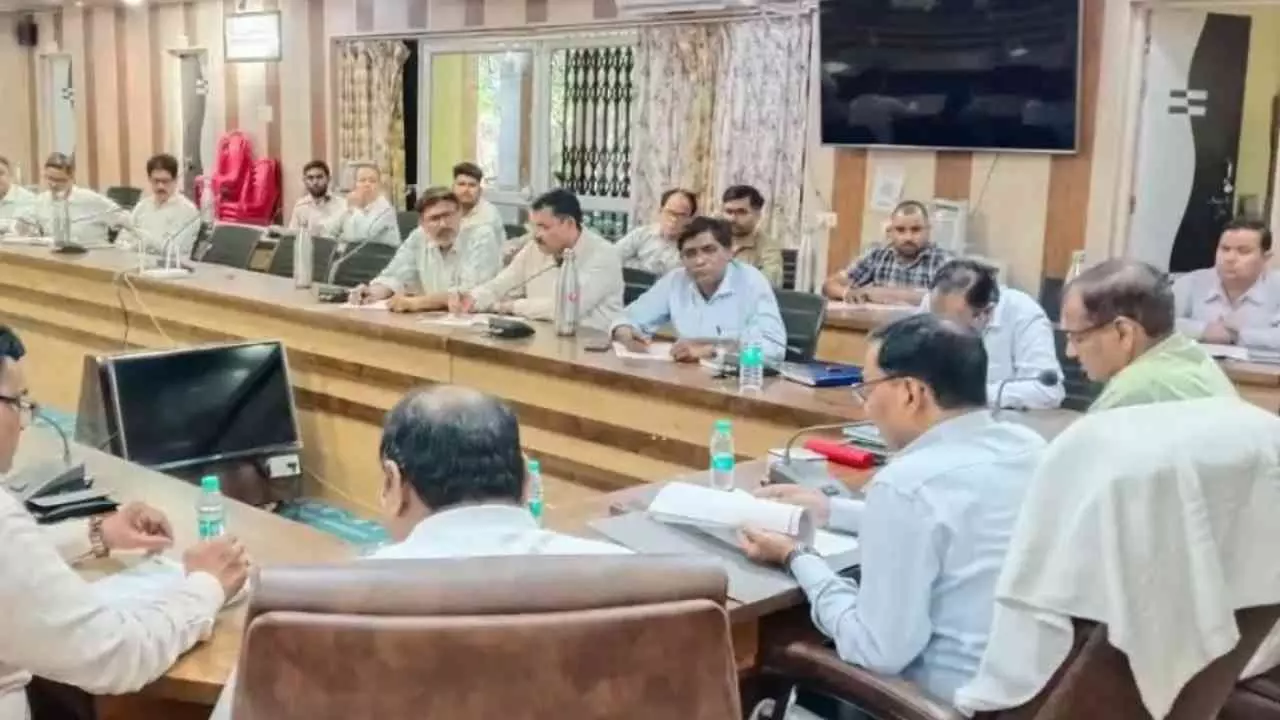 Auraiya News: जून माह के कार्यक्रमों की डीएम ने की समीक्षा, अधिकारियों को दिए आवश्यक निर्देश