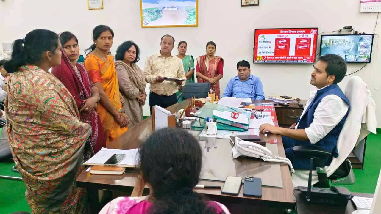 Sonbhadra News: स्वयं सहायता समूहों के उत्पादों को मिलेगा बड़ा बाजार, महिलाओं की आय बढ़ाने की तैयारी