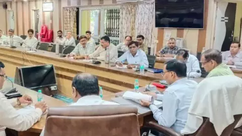 Auraiya News: जून माह के कार्यक्रमों की डीएम ने की समीक्षा, अधिकारियों को दिए आवश्यक निर्देश
