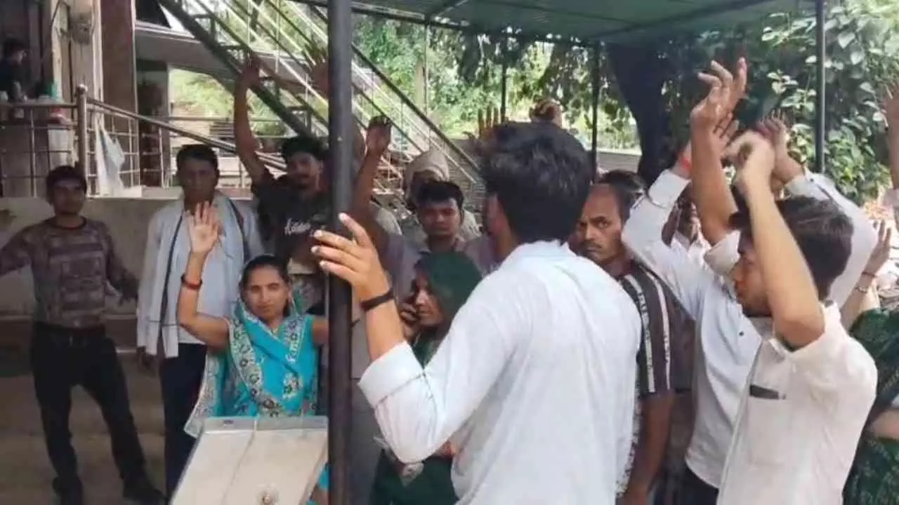 Kannauj News: सौरिख में गैस सिलेंडर संकट से उपभोक्ताओं में आक्रोश, समय पर आपूर्ति न होने का आरोप Kannauj News: सौरिख में गैस सिलेंडर संकट से उपभोक्ताओं में आक्रोश, समय पर आपूर्ति न होने का आरोप