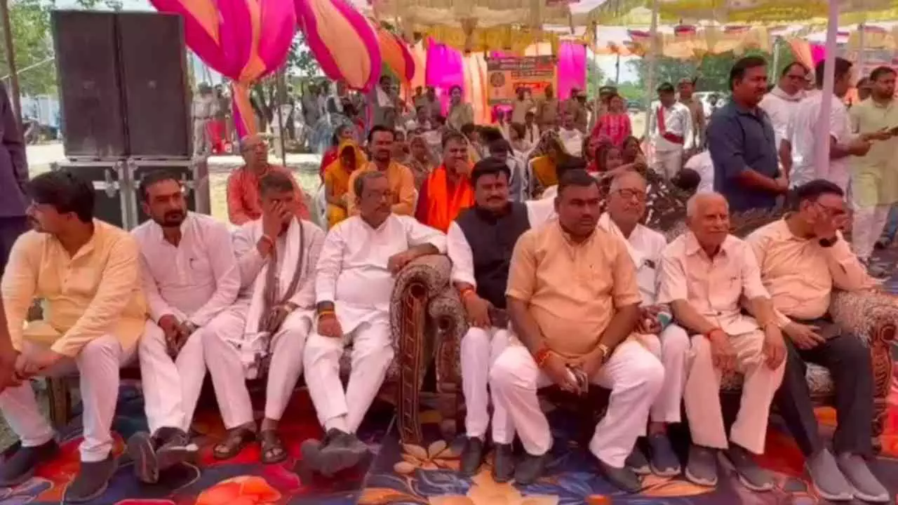 Mahoba News: महोबा पहुंचे प्रभारी मंत्री मन्नू कोरी, ‘एक पेड़ माँ के नाम 3.0’ अभियान का किया शुभारंभ