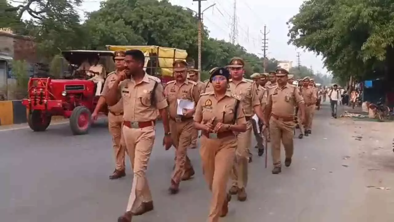 Etah News: एटा में एसएसपी का पैदल गश्त, परीक्षा सुरक्षा और यातायात व्यवस्था पर विशेष जोर