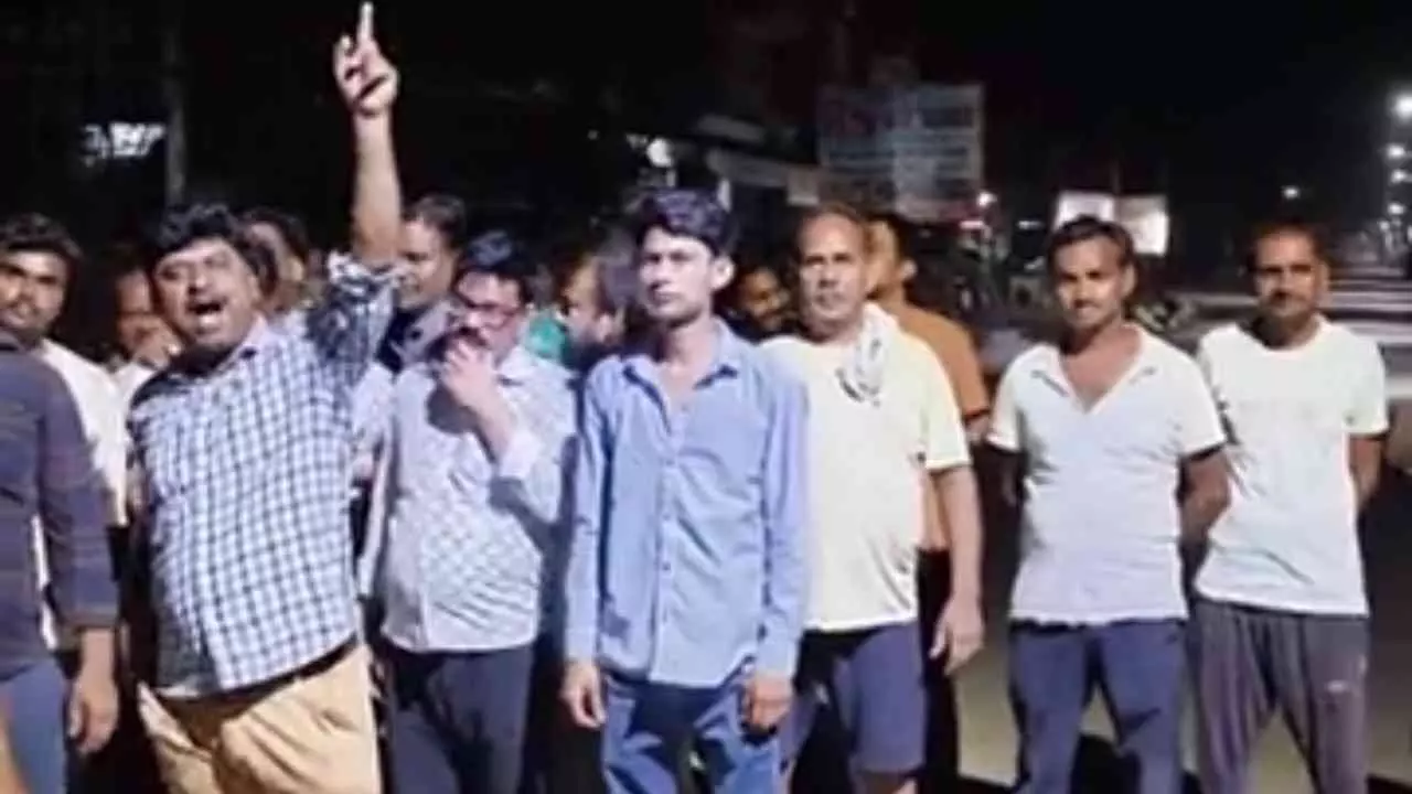 Hardoi News: बिजली संकट पर भड़के लोग, रात में सांडी रोड पावर हाउस पहुंचकर किया प्रदर्शन Hardoi News: बिजली संकट पर भड़के लोग, रात में सांडी रोड पावर हाउस पहुंचकर किया प्रदर्शन