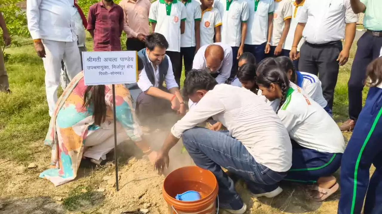 Sonbhadra News: बच्चों की थाली तक पहुंचे डीएम, अटल आवासीय विद्यालय में व्यवस्थाओं की परखी हकीकत