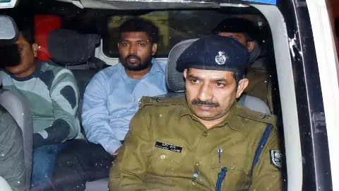Khan Sir FIR: वायरल वीडियो ने बढ़ाई खान सर की मुश्किलें! आर्म्स एक्ट समेत कई संगीन धाराओं में FIR दर्ज Khan Sir FIR: वायरल वीडियो ने बढ़ाई खान सर की मुश्किलें! आर्म्स एक्ट समेत कई संगीन धाराओं में FIR दर्ज