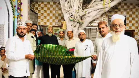 Bareilly News:  सीएम योगी के जन्मदिवस पर दरगाह में चादरपोशी, प्रदेश की खुशहाली के लिए मांगी दुआ