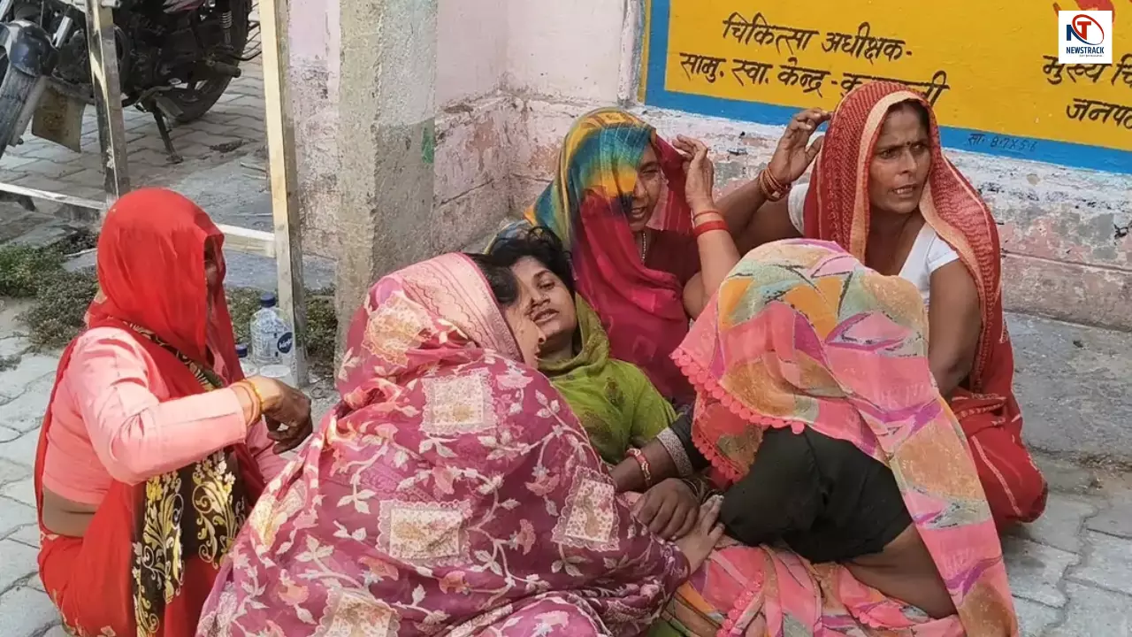 Mainpuri News: मैनपुरी में करंट लगने से 26 वर्षीय किसान की मौत, बचाने पहुंचे तीन ग्रामीण झुलसे Mainpuri News: मैनपुरी में करंट लगने से 26 वर्षीय किसान की मौत, बचाने पहुंचे तीन ग्रामीण झुलसे