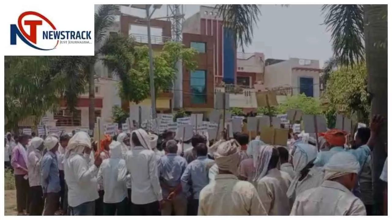 Pilibhit गन्ना भुगतान को लेकर किसानों का बड़ा आंदोलन, राज्य मंत्री संजय सिंह गंगवार के आवास का घेराव Pilibhit गन्ना भुगतान को लेकर किसानों का बड़ा आंदोलन, राज्य मंत्री संजय सिंह गंगवार के आवास का घेराव