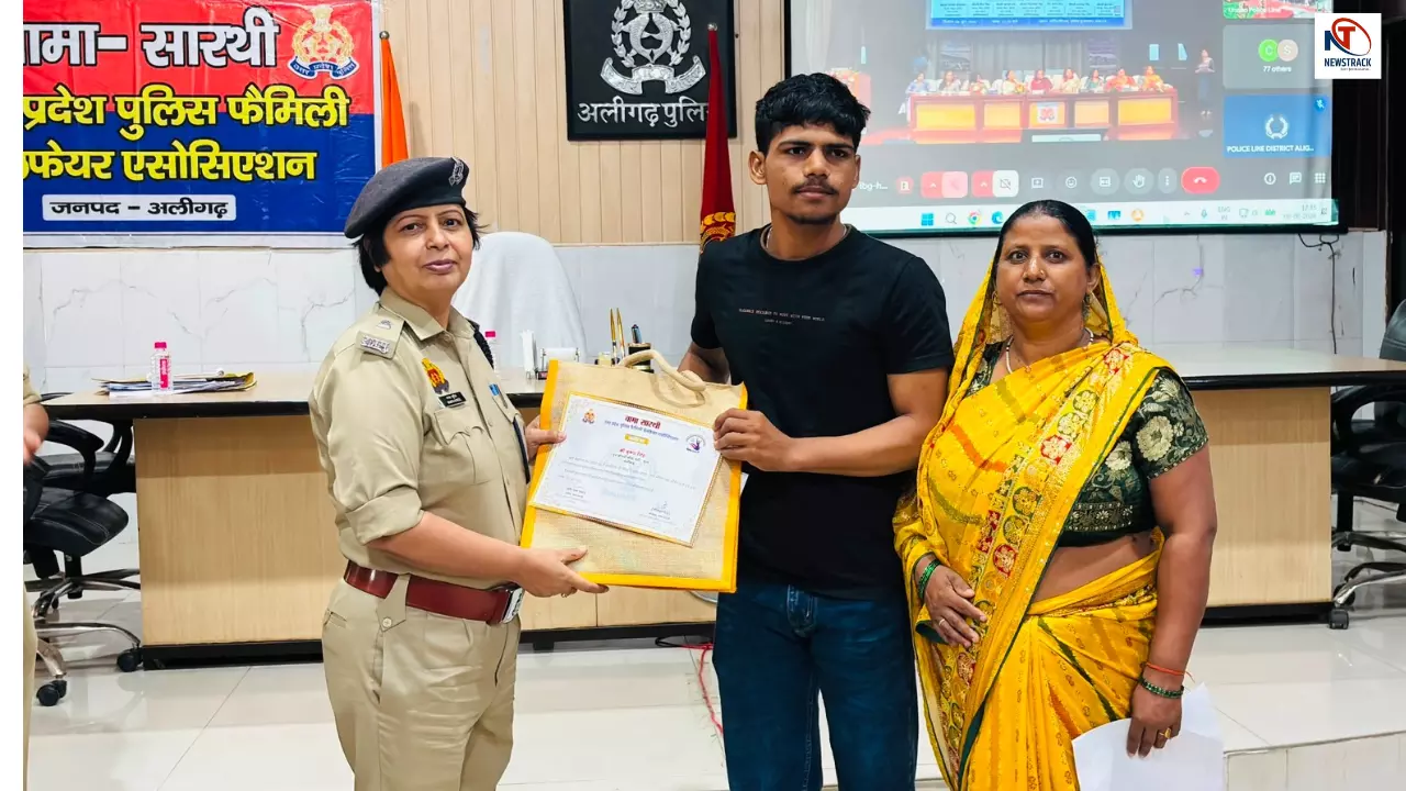 Aligarh News: यूपी बोर्ड में 90% से अधिक अंक लाने वाले पुलिसकर्मियों के बच्चों का सम्मान