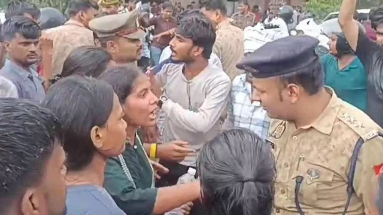 Azamgarh: नर्सिंग परीक्षा में नकल विवाद के बाद छात्रों का हंगामा, परीक्षा बहिष्कार कर किया प्रदर्शन