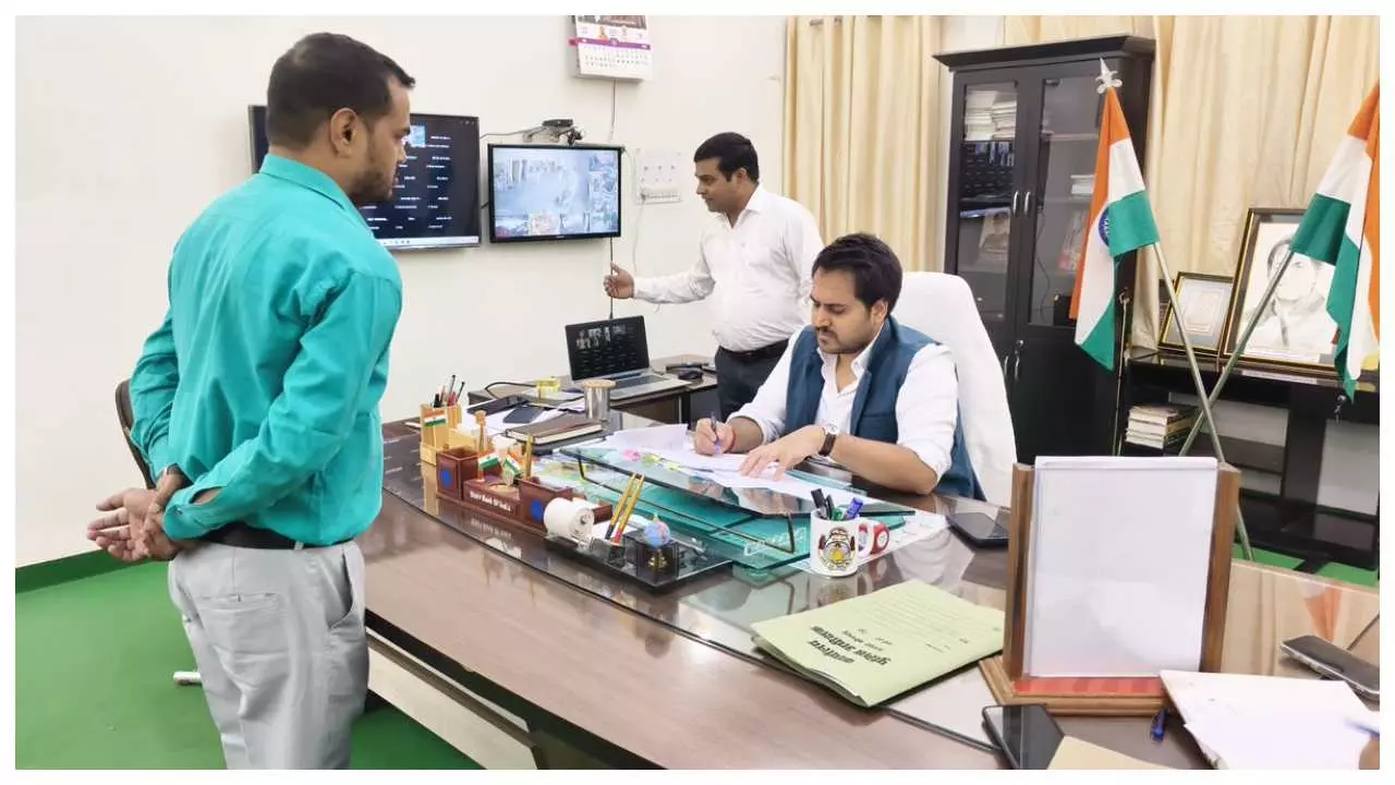 DMs action on bribery in Sonbhadra DMs action on bribery in Sonbhadra