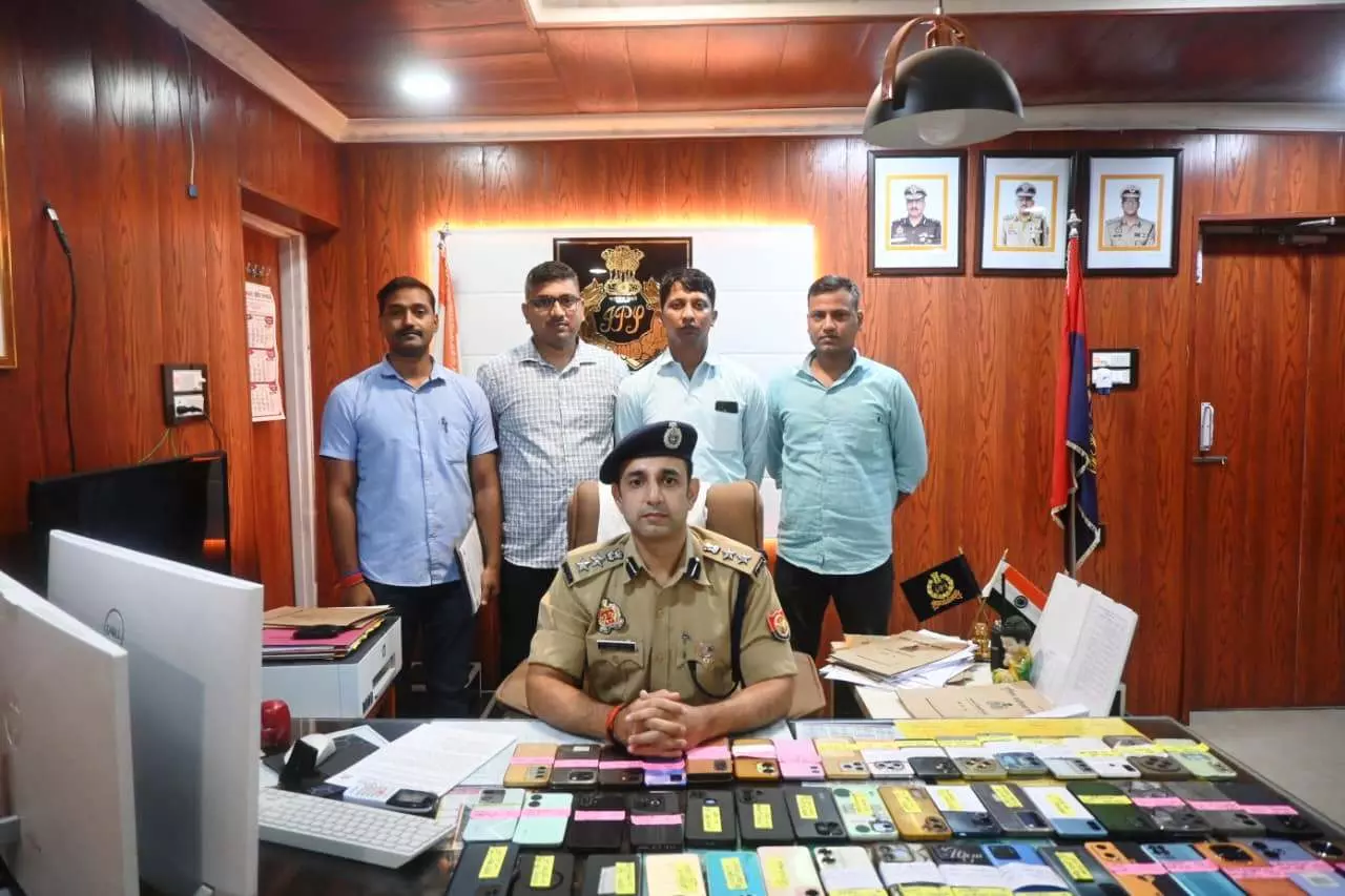 Siddharthnagar News: 63 खोए मोबाइल बरामद कर पुलिस ने लौटाए, फोन पाकर खिल उठे लोगों के चेहरे Siddharthnagar News: 63 खोए मोबाइल बरामद कर पुलिस ने लौटाए, फोन पाकर खिल उठे लोगों के चेहरे