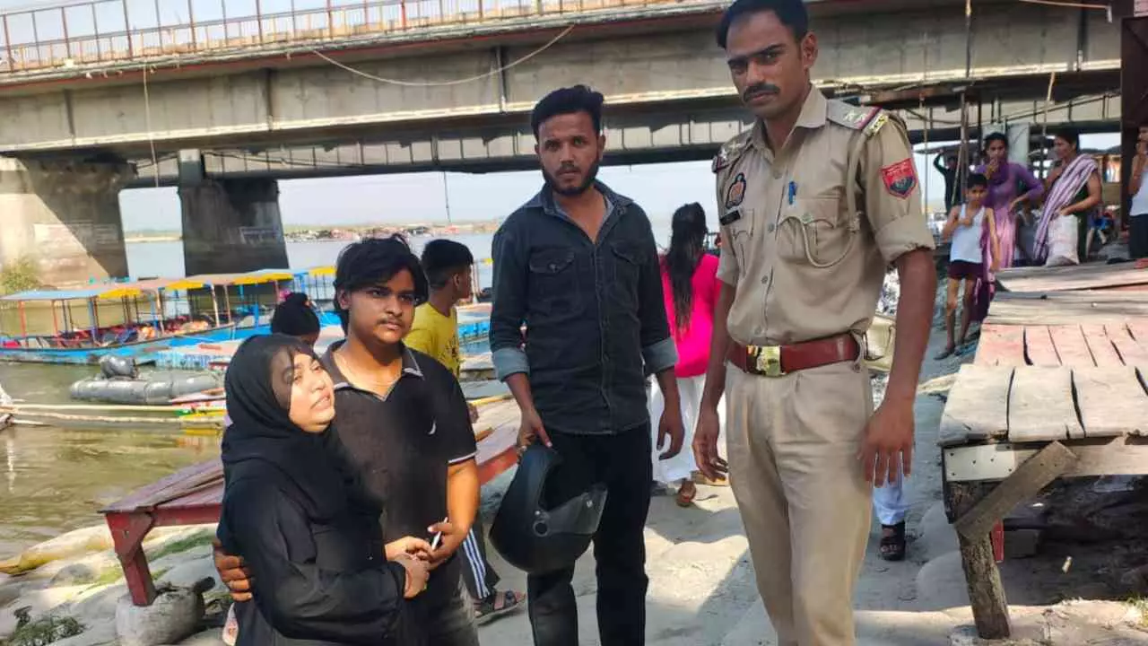 Hapur News: ब्रजघाट में बड़ा हादसा टला, गंगा में कूदी महिला को पुलिस और गोताखोरों ने बचाया Hapur News: ब्रजघाट में बड़ा हादसा टला, गंगा में कूदी महिला को पुलिस और गोताखोरों ने बचाया