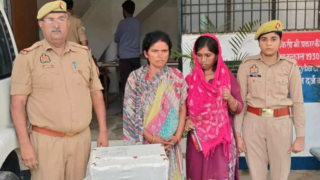 Sonbhadra: ट्रांसफार्मर-स्टार्टर चोर गिरोह पर पुलिस का प्रहार, दो महिलाएं गिरफ्तार Sonbhadra: ट्रांसफार्मर-स्टार्टर चोर गिरोह पर पुलिस का प्रहार, दो महिलाएं गिरफ्तार