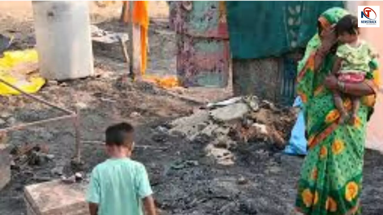 Auraiya News: आग में सब कुछ गंवाने वाले परिवार को मिला सहारा! सामाजिक संगठनों ने बढ़ाया मदद का हाथ Auraiya News: आग में सब कुछ गंवाने वाले परिवार को मिला सहारा! सामाजिक संगठनों ने बढ़ाया मदद का हाथ