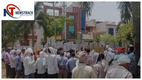 Pilibhit गन्ना भुगतान को लेकर किसानों का बड़ा आंदोलन, राज्य मंत्री संजय सिंह गंगवार के आवास का घेराव