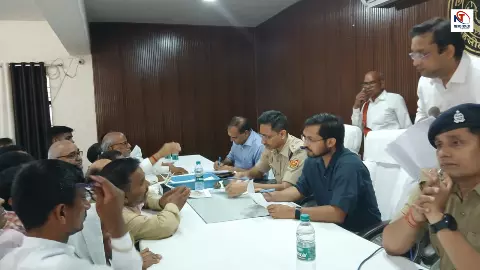 Chandauli News: चंदौली समाधान दिवस में DM-SP का सख्त एक्शन! 95 शिकायतें, अधिकारियों को अलर्ट मोड पर डाला