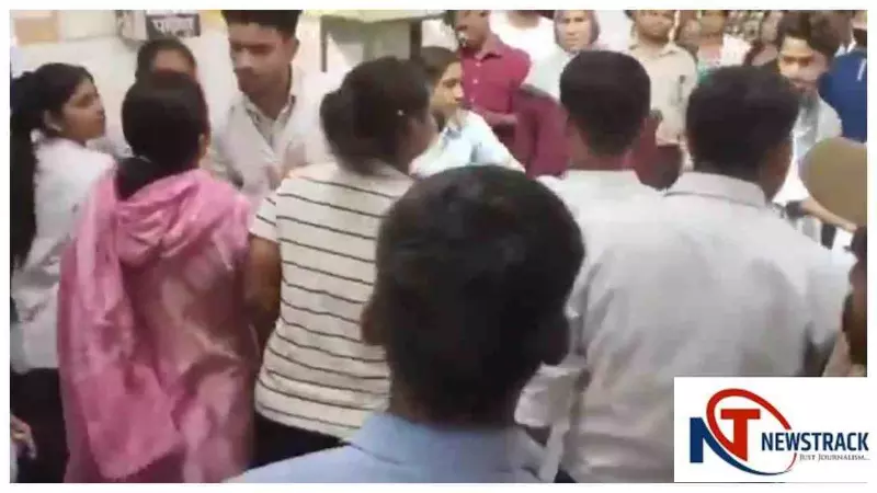 Hapur News: हापुड़ के सीएचसी में आयुष्मान कार्ड विवाद, मां-बेटी और प्रशिक्षुओं में मारपीट Hapur News: हापुड़ के सीएचसी में आयुष्मान कार्ड विवाद, मां-बेटी और प्रशिक्षुओं में मारपीट
