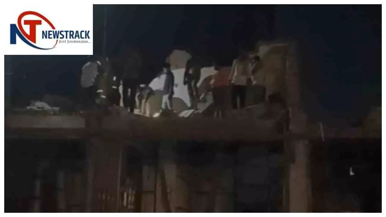 Chandauli News: क्षतिग्रस्त दुकान का मलबा हटाते समय बड़ा हादसा, एक मजदूर की मौत, दूसरा गंभीर Chandauli News: क्षतिग्रस्त दुकान का मलबा हटाते समय बड़ा हादसा, एक मजदूर की मौत, दूसरा गंभीर