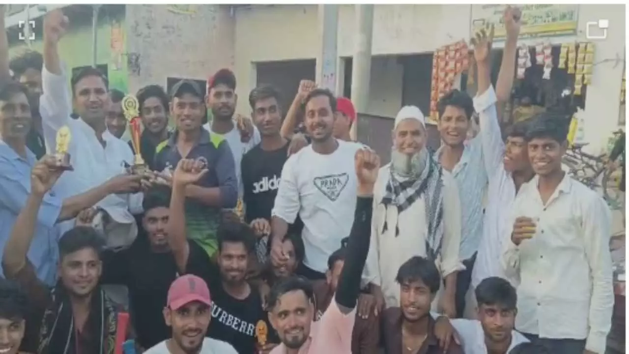 Aligarh: Javids team becomes champion in Nandapur Pala cricket tournament Aligarh: Javids team becomes champion in Nandapur Pala cricket tournament